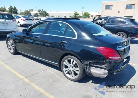 2015 Mercedes-Benz C 300 Luxury/Sport z USA, uszkodzony, nr VIN 55SWF4JB2FU074223